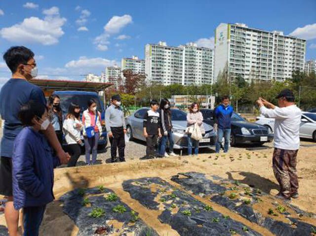 경기도 고양시에 위치한 댄싱플라워 교육원은 꽃과 식물들이 자라는 과정과 그 결실로 인해 다양한 꽃과 식물을 접할 수 있는 프로그램을 연령별로 다양하게 진행하고 있다./치유농업온 캡처
