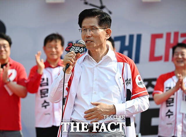 김문수 국민의힘 대선 후보가 제21대 대선 사전투표 첫날인 29일 오후 경기 안산시 안산문화광장에서 열린 유세에서 "나는 방탄복을 입지 않았다"며 선거복 단추를 열어 보이고 있다. /박헌우 기자