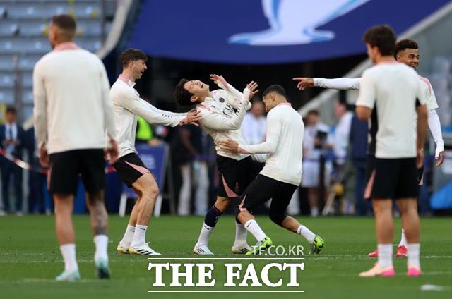 동료선수들과 즐겁헤 훈련을 하고 있는 PSG 이강인(가운데)./UEFA