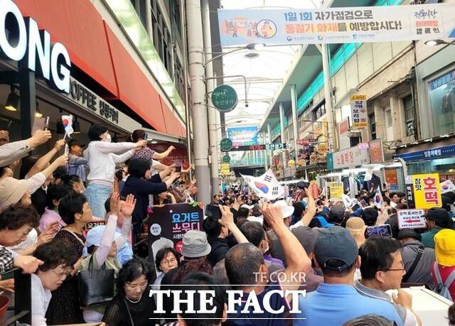 31일 대구 서문시장에서 시민들이 박근혜 전 대통령을 보고 '박근혜'를 연호하며 손을 흔들고 있다. /박병선 기자