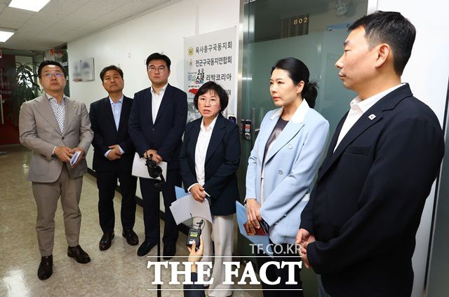 정준호 더불어민주당 중앙선거대책위원회 신속대응단 부단장을 비롯한 의원들이 31일 서울 종로구 '자손군(댓글로 나라를 구하는 자유손가락 군대)'이라는 댓글 조작팀을 만들어 여론 조작에 가담했다는 의혹을 받고 있는 보수 단체 리박스쿨을 방문해 기자회견을 하고 있다. /뉴시스