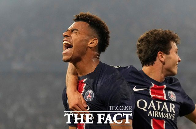 올 시즌 초반만 해도 이강인과 포지션 경쟁에서 밀렸던 데지레 두에의 감격적 골 세리머니./뮌헨=AP.뉴시스