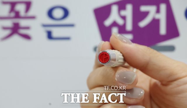 대부분 시민은 '공약-후보' 불일치에 당황하는 기색이 역력했다. 그럼에도 투표장에서 찍을 후보를 바꿔야겠다고 말한 사람은 없었다. /장윤석 기자