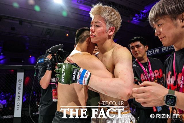 미우라 코타가 31일 인천 중구 운서동 파라다이스시티에서 열린 '라이진 월드 시리즈 인 코리아' 제3경기를 마치고 상대인 권용철과 포옹하고 있다. 그는 1라운드 TKO 패했다. /라이진 제공