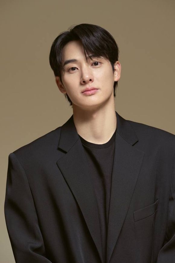 배우 정가람이 넷플릭스 오리지널 시리즈 '탄금'에서 함께 호흡을 맞춘 엄지원 이재욱 조보아 등을 언급하며 그들 덕분에 연기에 몰입할 수 있었다고 전했다. /넷플릭스