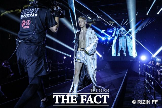 미우카 코타가 31일 인천 중구 운서동 파라다이스시티에서 열린 '라이진 월드 시리즈 인 코리아' 제3경기 출전을 위해 경기장으로 걸어 들어가고 있다. /라이진 제공