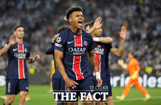 PSG의 19세 공격수 데지레 두에가 전반 20분 추가골을 기록한 뒤 포효하고 있다. 두에는 전반에만 1골 1도움으로 PSG 우승에 기여했다.뮌헨=AP.뉴시스