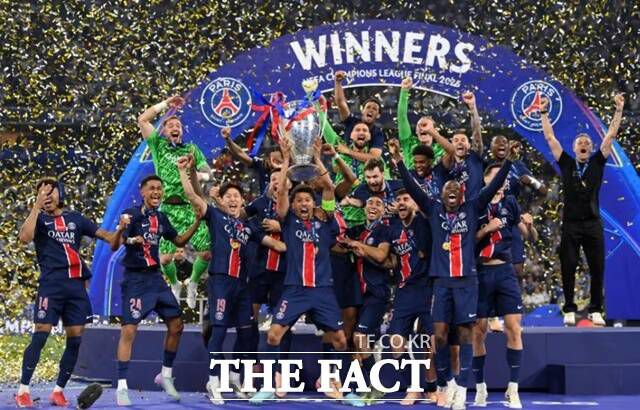 1일 2024~2025 UCL 우승을 차지한 PSG의 이강인(붉은 원)이 동료들과 함께 시상대에서 '빅이어'를 높이 들며 감격의 우승 세리머니를 펼치고 있다./UEFA