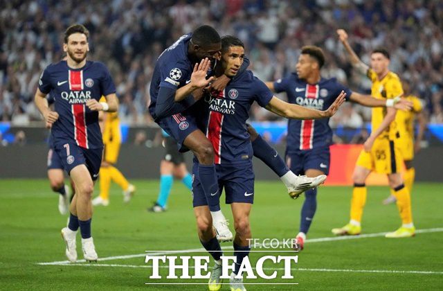 공격하는 수비수 아슈라프 하키미가 전반 12분 선제골을 터뜨린 뒤 동료들과 함께 골 세리머니를 펼치고 있다./뮌헨=AP.뉴시스