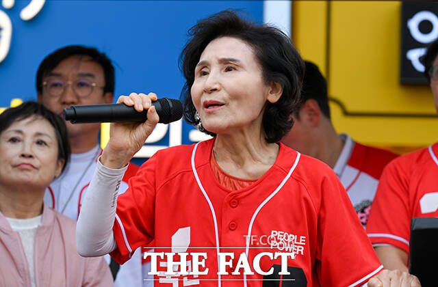 김 후보는 가족 이야기를 전면에 내세우며 가정적인 모습을 부각했다. 사진은 김문수 국민의힘 대선 후보의 부인 설난영 여사가 31일 오후 서울 동작구 중앙대학교병원 앞에서 지지를 호소하고 있는 모습. /장윤석 기자