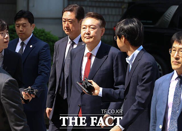 국민의힘이 다시 한번 윤석열 전 대통령과의 관계에 선을 그었다. 동시에 더불어민주당 등 진보진영에서 문제 제기한 '댓글 조작'과 무관하며 '공작'이라고 의혹을 제기했다. 장동혁 선대위 상황실장은 "자연인 신분인 윤 전 대통령에 대해 당 입장을 분명히 했다"라며 "김 후보가 다른 입장을 밝히지 않은 것 또한 김 후보 입장을 밝힌 것"이라고 강조했다. /사진공동취재단