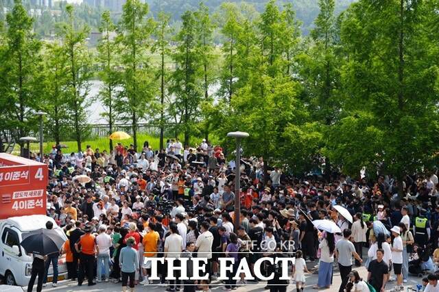 1일 오후 경기도 화성시 동탄호수공원에서 열린 이준석 개혁신당 대선 후보 유세에서 시민들이 이 후보의 연설을 듣고 있다. /개혁신당