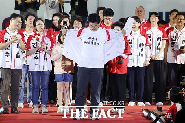 끝까지 방탄조끼를 입지 않았다고 보여주는 김문수 후보.