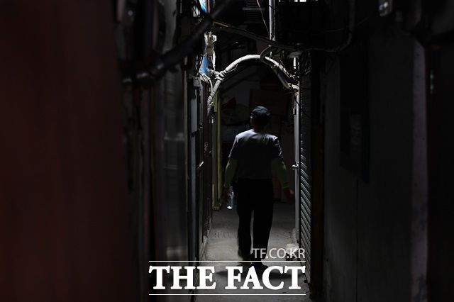 사회경제적 양극화를 극복하는 것이 중요하다. 우리 사회의 부의 재분배와 불평등을 개선해야 하는데, 정치 양극화 현상을 극복하지 않고서는 사회통합과 국민통합이 요원할 수밖에 없다. 사진은 서울 용산구 동자동 쪽방촌에서 한 노인이 어둡고 비좁은 골목을 걸어가는 모습. /더팩트 DB
