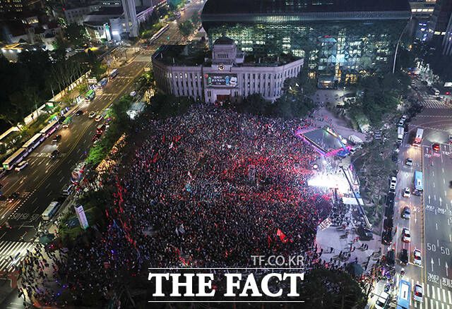 김문수 후보 지지자들로 서울광장이 가득 차 있다.