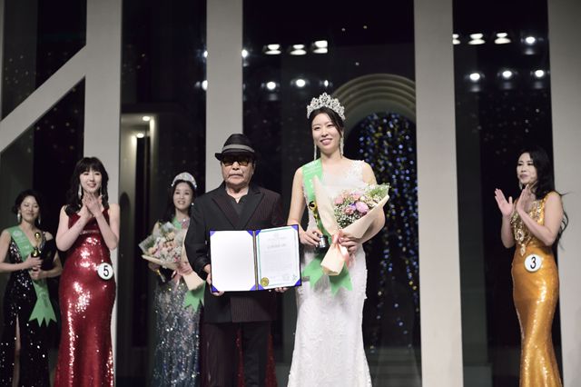 조은님은 "늘 새로운 도전을 꿈꾼다"면서 "여성이 아니라면 꿈꿀 수 없는 특별한 분야라서 순위 경쟁과 관계없이 꼭 한번은 미녀대회에 도전해보고 싶었다"고 말했다. /미시즈그린인터내셔널