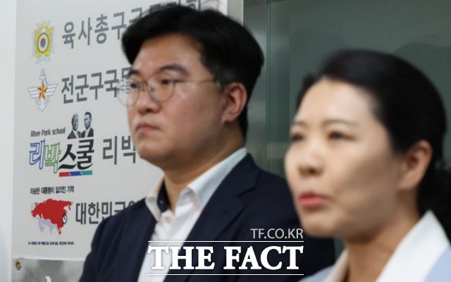 댓글 조작팀 운영 의혹을 받는 극우 성향 역사 교육단체 '리박스쿨'이 초등학교에 늘봄학교 강사를 파견했다는 사실이 알려지면서 초등학생 학부모들의 불안감이 커지고 있다. 사진은 정준호 더불어민주당 중앙선거대책위원회 신속대응단 부단장을 비롯한 의원들이 지난달 31일 서울 종로구 리박스쿨을 방문해 기자회견을 하고 있는 모습. /뉴시스