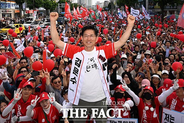 김문수 국민의힘 대선 후보가 1일 오후 서울 은평구 연신내역 앞에서 열린 선거유세에서 지지를 호소하고 있다. /장윤석 기자