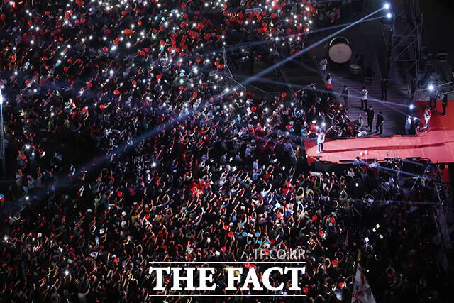 서울광장을 가득 메운 김문수 후보 지지자들.