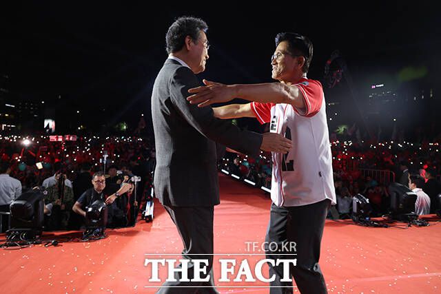 이낙연 전 국무총리(왼쪽)가 김문수 후보와 인사하고 있다.