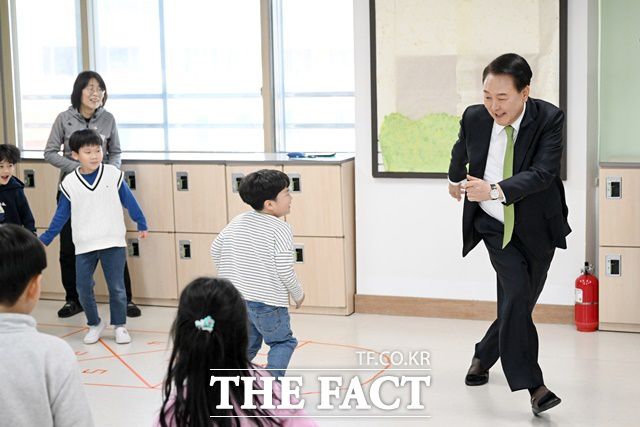 윤석열 대통령이 21일 강원도 원주 명륜초등학교를 방문해 늘봄학교 '초1 맞춤형 프로그램' 전래놀이를 진행 중인 교실에서 아이들과 술래잡기를 하고 있다. (사진=대통령실 제공)/뉴시스