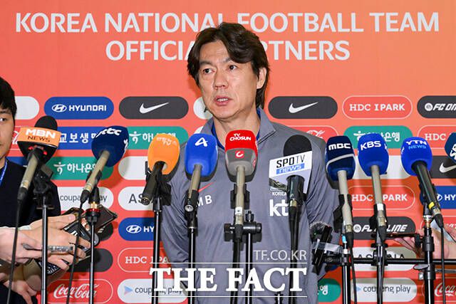 홍명보 한국 남자 축구 국가대표팀 감독이 2일 오전 인천국제공항을 통해 이라크로 출국하며 인터뷰를 하고 있다. /인천국제공항=장윤석 기자