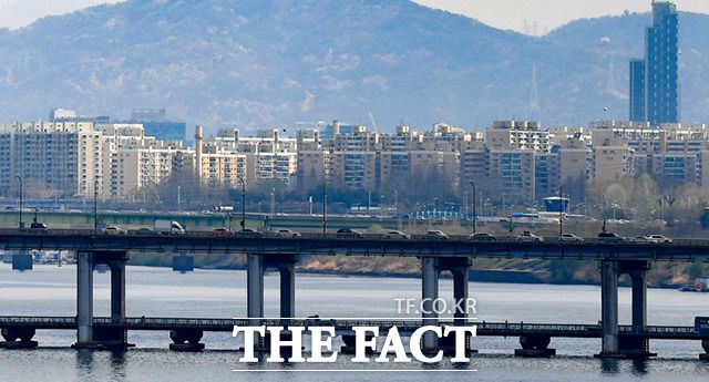 삼성물산과 현대건설은 지난달 30일 나란히 주요 은행들과 업무 협약을 맺었다고 발표했다. 사진은 압구정 현대아파트 일대다. /더팩트 DB