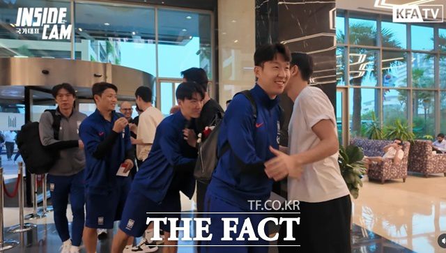 숙소에 먼저 도착해 있던 조유민 권경원 박용우 원두재가 선수단 본진을 로비에서 맞이하고 있다./KFATV