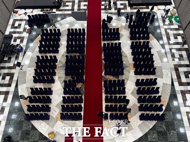 3일 제21대 대통령 취임식을 하루 앞두고 취임식 준비가 진행되고 있는 서울 여의도 국회 본청 로텐더홀 전경. /국회=이하린 기자