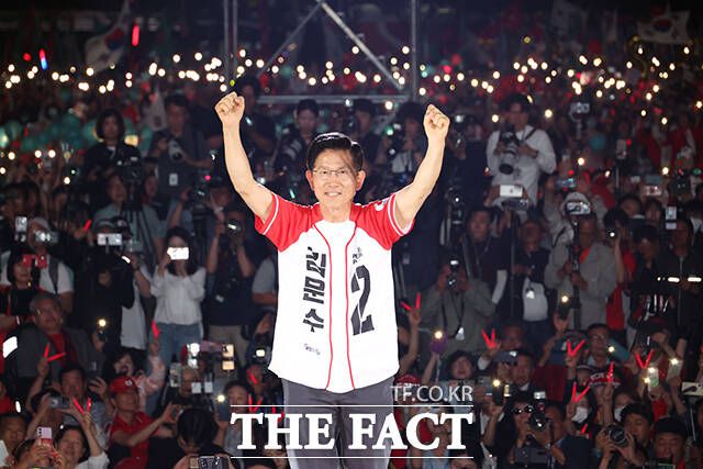 김문수 국민의힘 대통령 후보가 제21대 대통령 선거를 하루 앞둔 2일 오후 서울 중구 서울시청 앞 광장에서 열린 '울려라 함성, 들어라 승리의 메아리' 피날레 유세에서 양손을 들어보이고 있다. /뉴시스