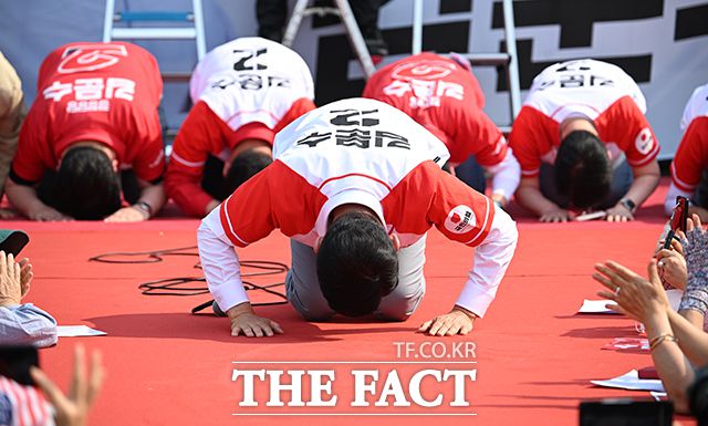 김문수 국민의힘 대선 후보가 전국을 돌며 유세에 앞서 매번 시민들 앞에 큰절을 올렸다. 계엄과 탄핵 등으로 인한 차가워진 민심을 되돌리려는 시도였지만, 결과적으로 통하지 않은 것으로 보인다. /박헌우 기자