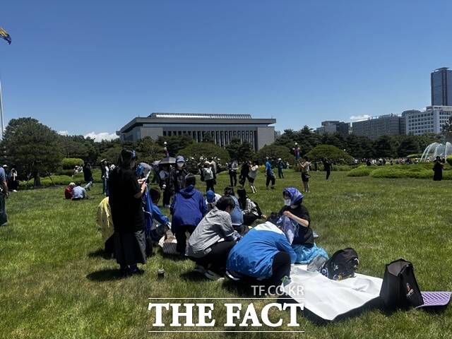 이재명 대통령이 4일 취임선서를 국회 잔디 광장에서 지켜봤던 지지자들이 행사가 마치자 자리를 정돈하고 있다. /국회=이하린 기자