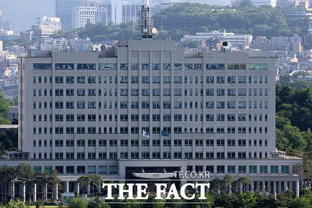 이재명 대통령의 임기가 시작된 4일 오전 서울 용산구 대통령실 청사에 봉황기가 게양되어 있다. /뉴시스