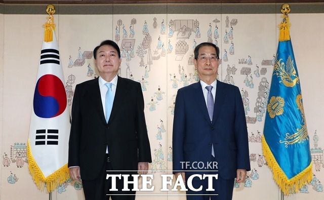 윤석열 대통령이 2022년 5월 21일 오전 서울 용산 대통령실 청사 소접견실에서 한덕수 신임 국무총리에게 임명장을 수여한 뒤 기념촬영을 하고 있다. /뉴시스