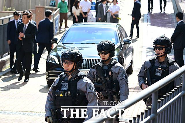 이날 CAT 요원들이 이재명 대통령의 취임식 이동을 앞두고 경비 태세를 강화한 모습.