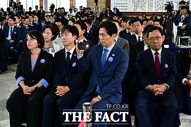 용혜인 기본소득당 대표와 한창민 사회민주당 대표, 이학영 국회부의장, 주호영 국회부의장(왼쪽부터).