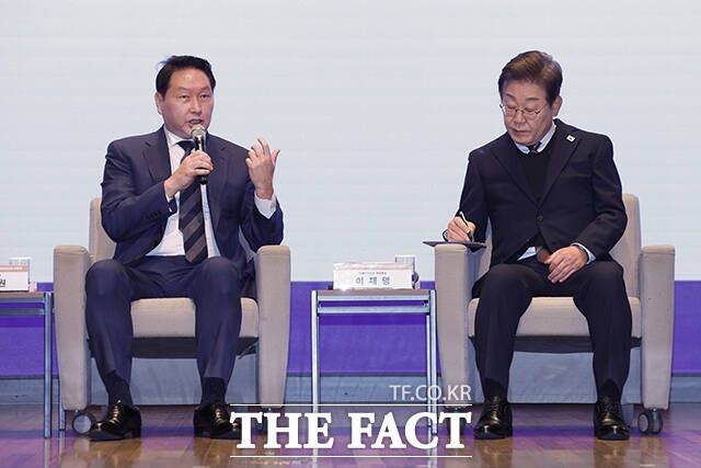 최태원 SK그룹 회장 겸 대한상공회의소 회장이 지난달 8일 서울 중구 대한상공회의소 국제회의장에서 열린 간담회에서 이재명 대통령(당시 대선 후보)에게 경제 정책을 제언하고 있다. /국회사진취재단