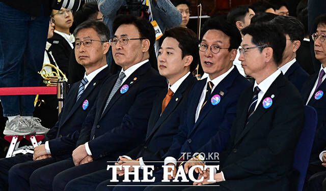 최재해 감사원장과 유상임 과학기술정보통신부 장관, 이준석 개혁신당 의원, 김민석 더불어민주당 상임공동선대위원장, 김경수 총괄선거대책위원장(왼쪽부터).