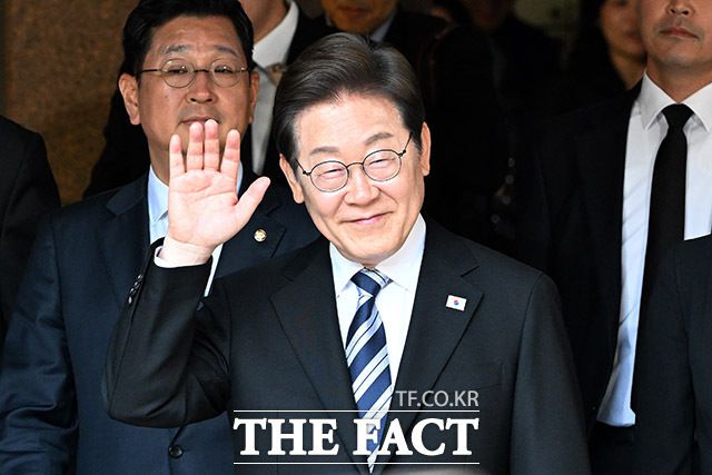 4일 오전 이재명 대통령이 인천 계양구 사저를 나서면서 인사하고 있다. /남용희 기자