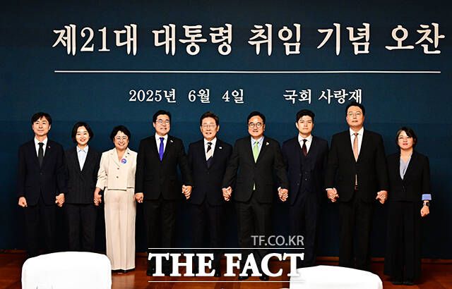 이재명 대통령이 4일 오후 서울 여의도 국회 사랑재에서 우원식 국회의장이 준비한 제21대 대통령 취임 기념 오찬에 참석해 기념사진 촬영을 하고 있다. 왼쪽부터 한창민 사회민주당 대표, 김재연 진보당 대표, 김선민 조국혁신당 대표 권한대행, 박찬대 더불어민주당 원내대표, 이 대통령, 우 의장, 김용태 국민의힘 비대위원장, 천하람 대표 권한대행 겸 원내대표, 용혜인 기본소득당 대표. /배정한 기자