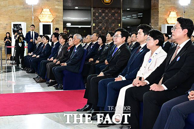 4일 오전 11시 서울 여의도 국회 로텐더홀에서 열린 취임선서에 각 정당 대표와 국회의원, 국무위원 등 내빈들이 참석하고 있다.