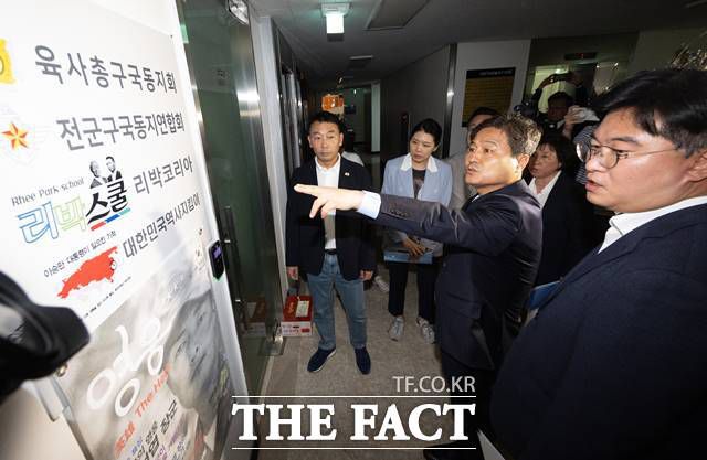 정준호 더불어민주당 중앙선거대책위원회 신속대응단 부단장을 비롯한 의원들이 지난달 31일 서울 종로구 '자손군(댓글로 나라를 구하는 자유손가락 군대)'이라는 댓글 조작팀을 만들어 여론 조작에 가담했다는 의혹을 받고 있는 보수 단체 리박스쿨을 항의방문했다. 2025.05.31. /뉴시스