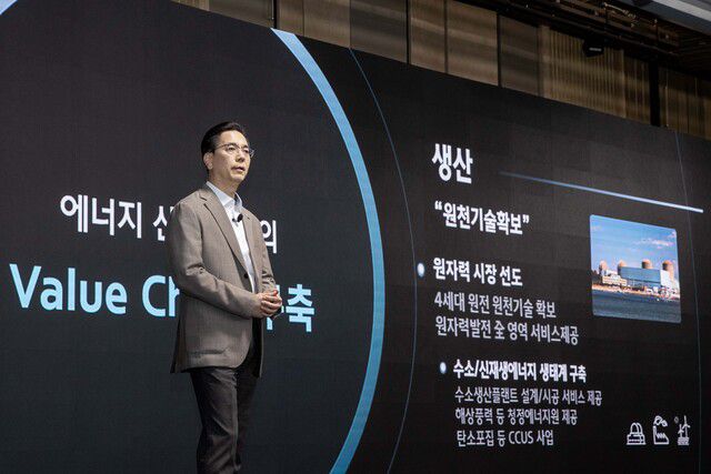 지난 28일 서울 여의도 페어몬트 호텔에서 열린 '2025 현대건설 CEO 인베스터 데이'에서 이한우 대표가 에너지 중심의 미래 성장 전략 'H-Road'를 발표하고 있다. /현대건설