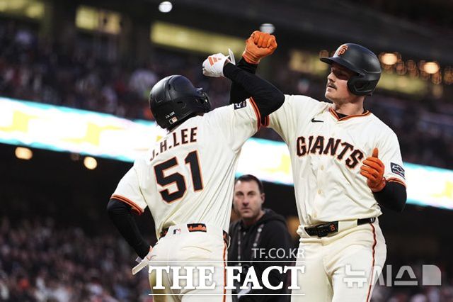 5일(한국시간) 샌디에이고전에서 6회말 2루타로 나간 이정후가 좌월 2점 홈런을 날린 맷 채프먼을 홈에서 반기고 있다. /샌프란시스코=AP.뉴시스