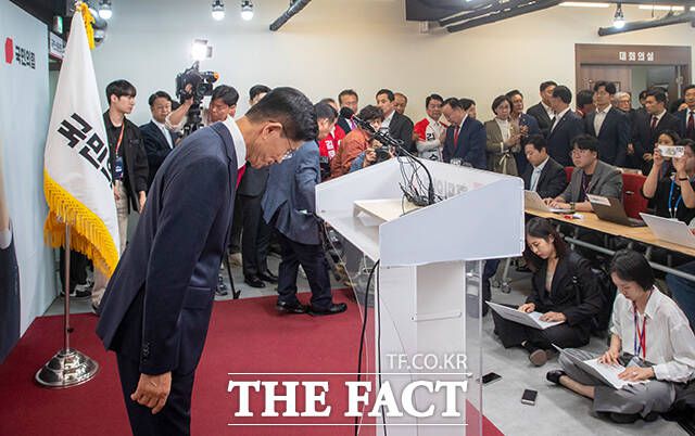 차기 당권의 향배가 달린 만큼 계파 갈등은 불가피하다. 사진은 김문수 국민의힘 대선 후보가 4일 오전 서울 여의도 국민의힘 중앙당사에서 제21대 대통령선거 결과에 대한 승복 입장을 밝히며 인사하고 있는 모습. /박헌우 기자