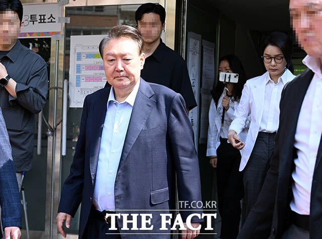 특검법 3건은 모두 윤 전 대통령 재임 시기 제기된 사안들을 겨냥한다. 윤 전 대통령과 김건희 여사가 제21대 대통령선거 투표일인 3일 오전 서울 서초구 서초동 원명초등학교에 마련된 서초4동투표소에서 투표를 마친 뒤 투표소를 나서고 있다. /임영무 기자