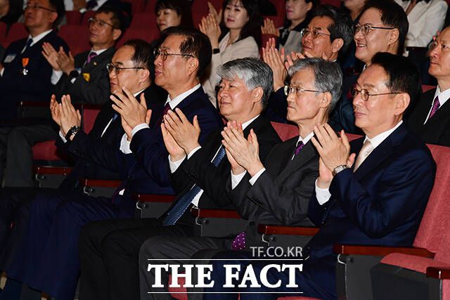 이원석 검찰총장과 박성재 법무부 장관, 이종석 헌법재판소장, 조희대 대법원장, 김도읍 국회 법제사법위원장(왼쪽부터)이 4월 25일 오전 서울 서초구 대검찰청에서 열린 제61회 법의 날 기념식에 참석하고 있다. /배정한 기자