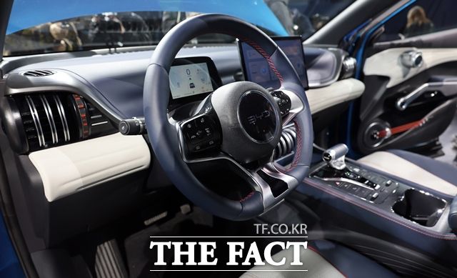 국내 출시 차량에는 유럽·일본 등에서 판매되는 15.6인치 고정형 디스플레이 대신 12.8인치 회전형 디스플레이가 적용됐다. BYD 아토3 내부. /뉴시스