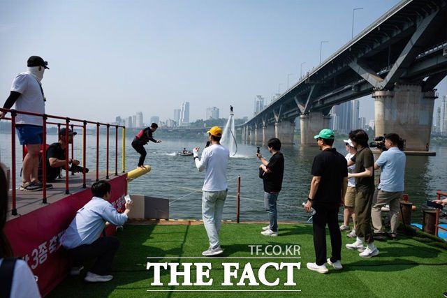 지난해에 이어 두 번째로 열린 '쉬엄쉬엄 한강 3종 축제'가 지난 6월 1일 성황리에 막을 내렸다. 사진은 쉬엄쉬엄 한강 3종 축제 한강풍덩존./서울시