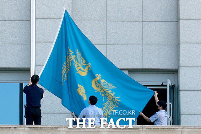이재명 대통령 임기가 시작된 4일 서울 용산 대통령실 청사에서 대통령실 총무비서관실 직원들이 봉황기를 게양하고 있다. /뉴시스